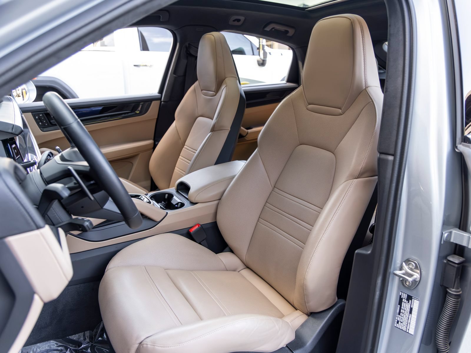 Certified 2025 Porsche Cayenne GTS AWD/4WD image 5