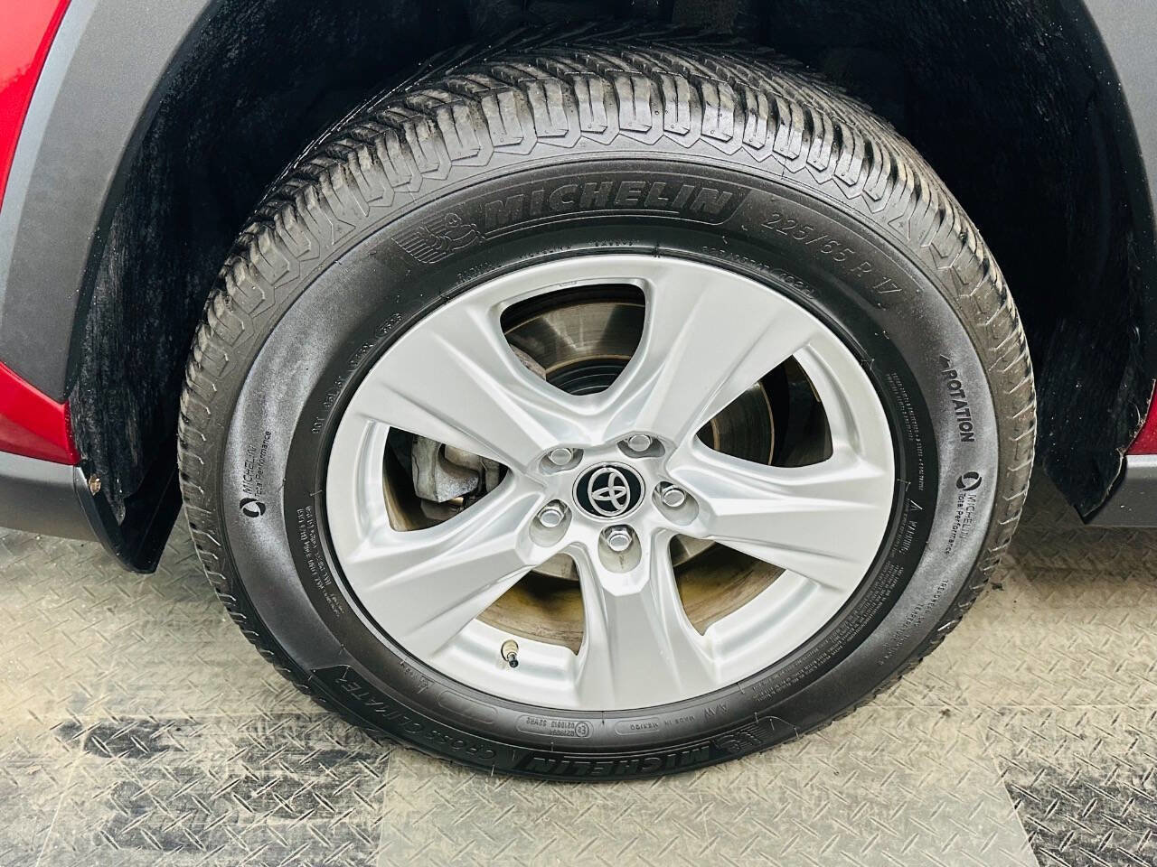 Used 2019 Toyota RAV4 LE w/ Carpet Mat Package AWD/4WD image 30