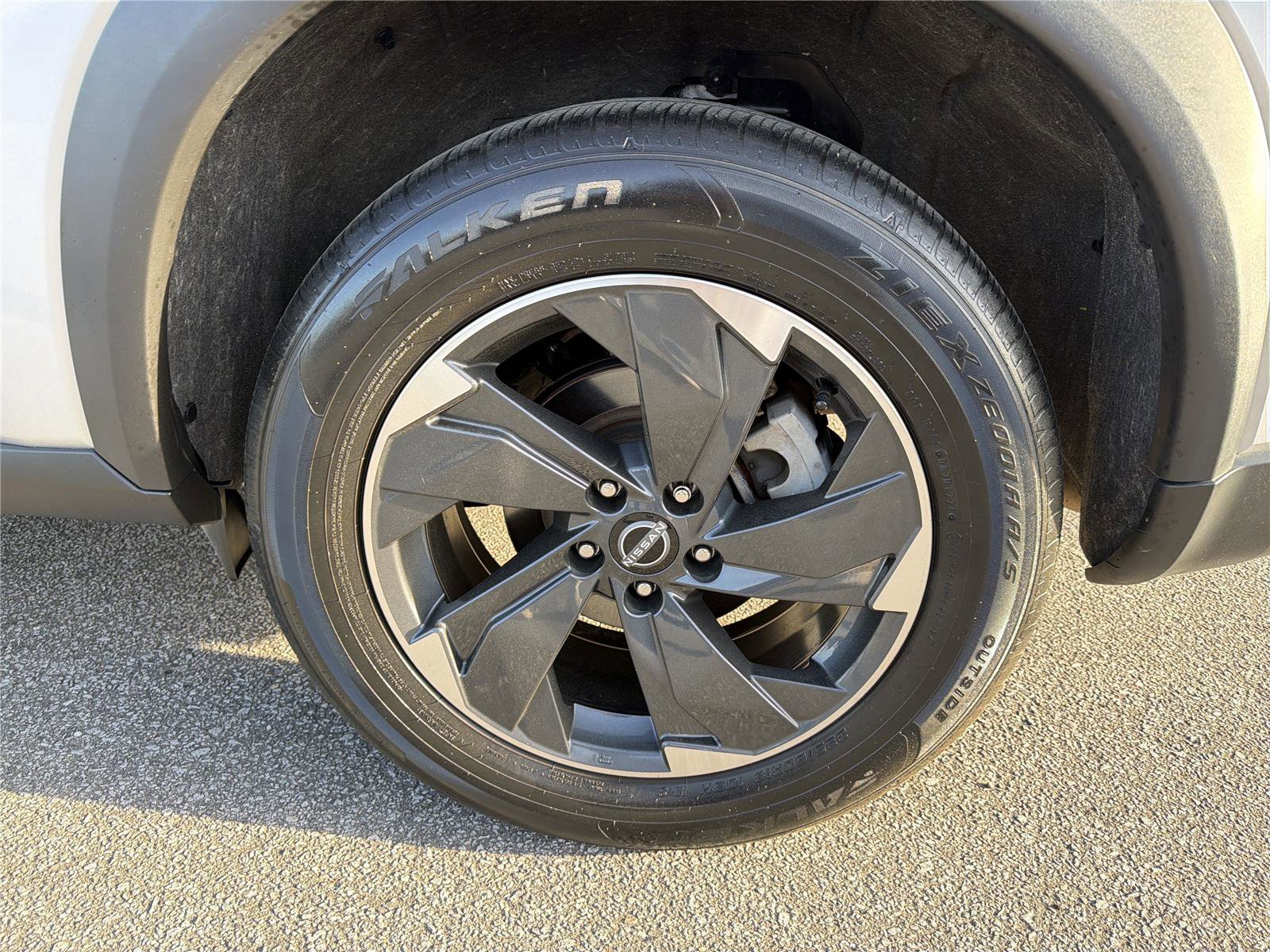 Used 2025 Nissan Rogue SV image 18