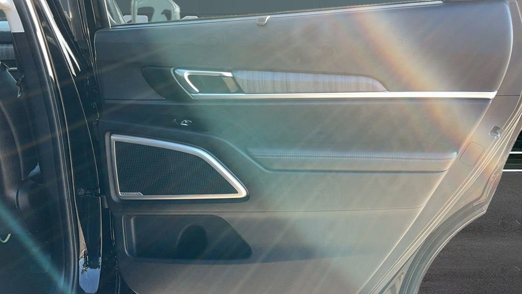 Used 2024 Kia Telluride EX w/ EX Captain's Chair Package FWD image 17