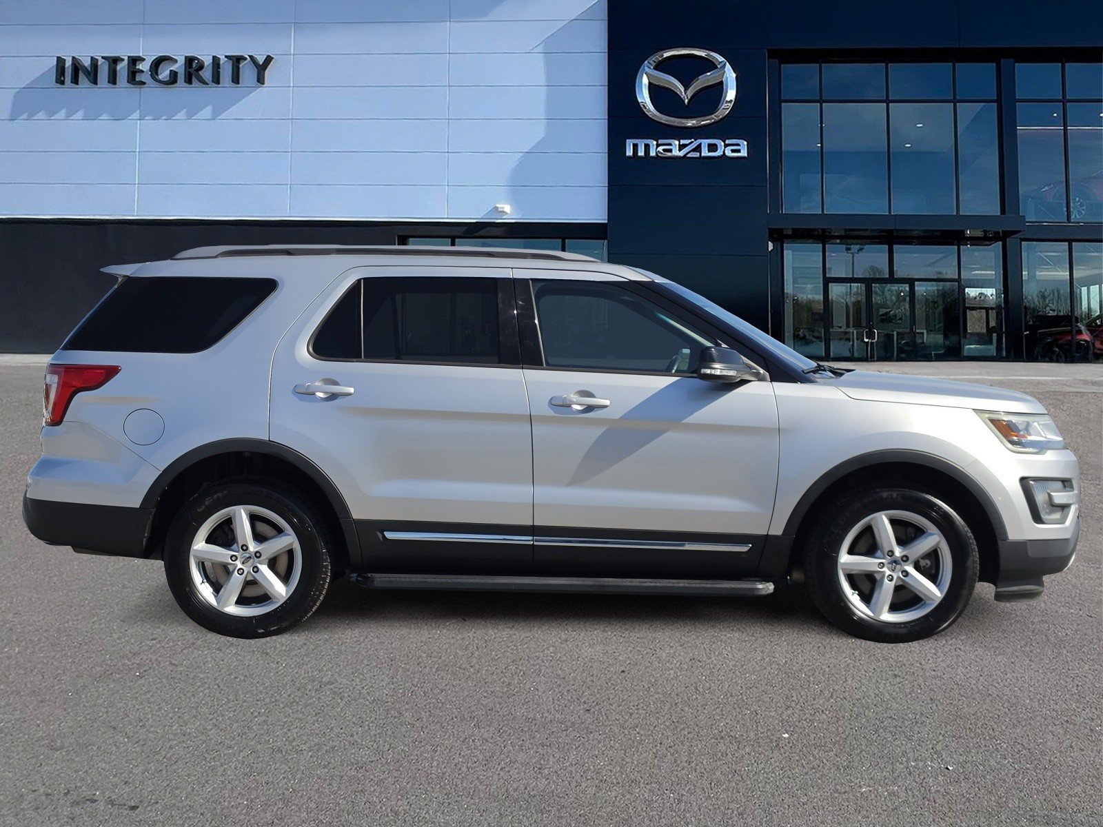 Used 2017 Ford Explorer XLT AWD/4WD image 3
