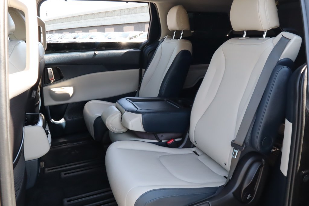 Used 2025 Kia Carnival EX FWD image 36