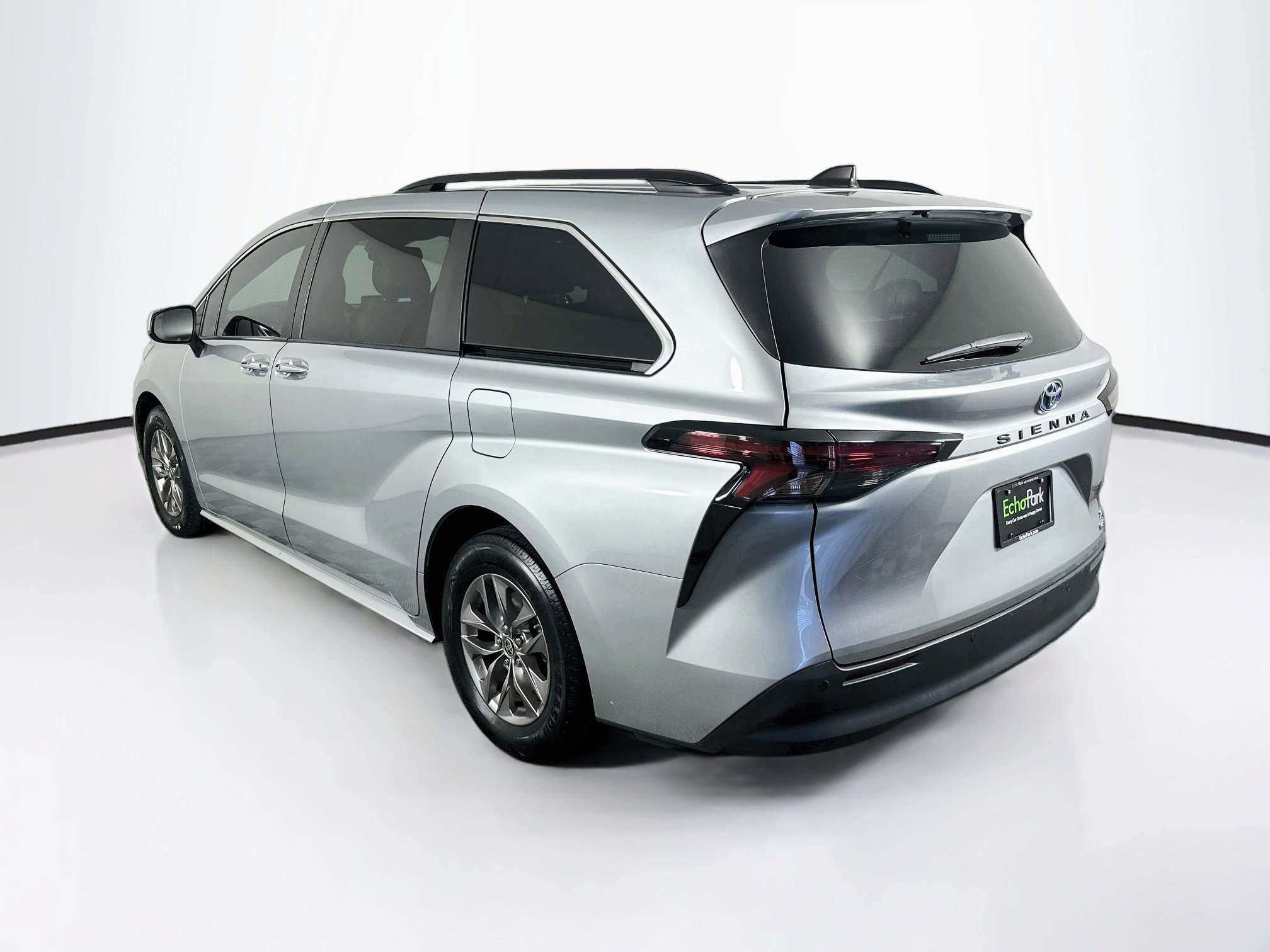 Used 2023 Toyota Sienna XLE FWD image 5