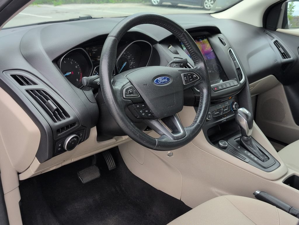 Used 2016 Ford Focus SE w/ SE Sport Package FWD image 10