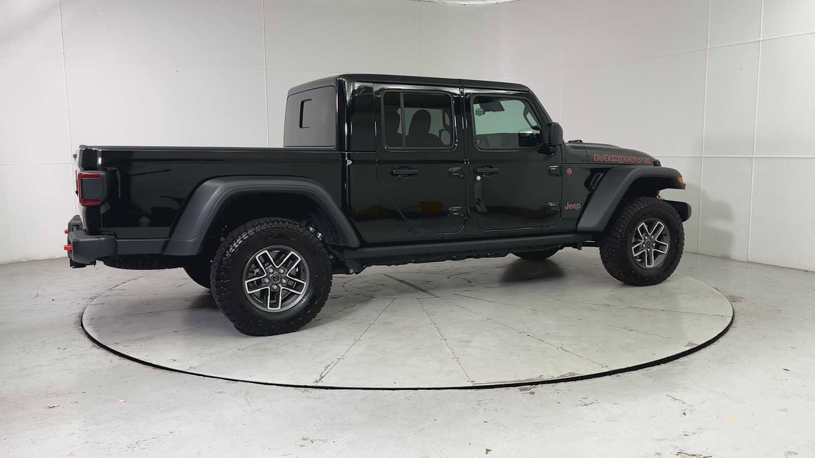 Used 2025 Jeep Gladiator Mojave w/ Convenience Group image 8