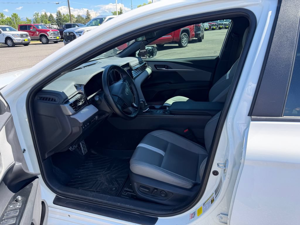 Used 2025 Toyota Camry SE FWD image 4