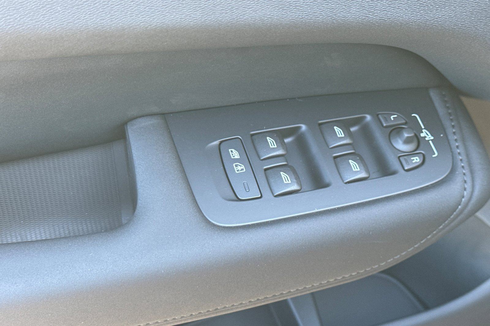 New 2026 Volvo XC60 B5 Plus w/ Climate Package image 15