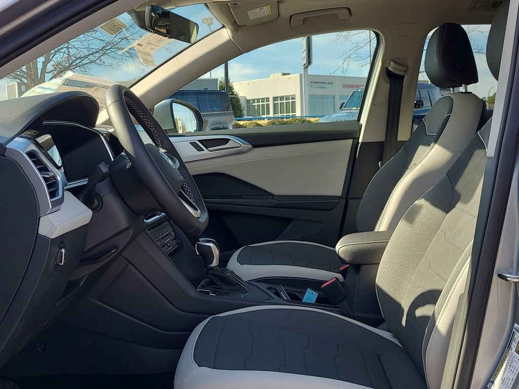 New 2026 Volkswagen Taos SE image 11