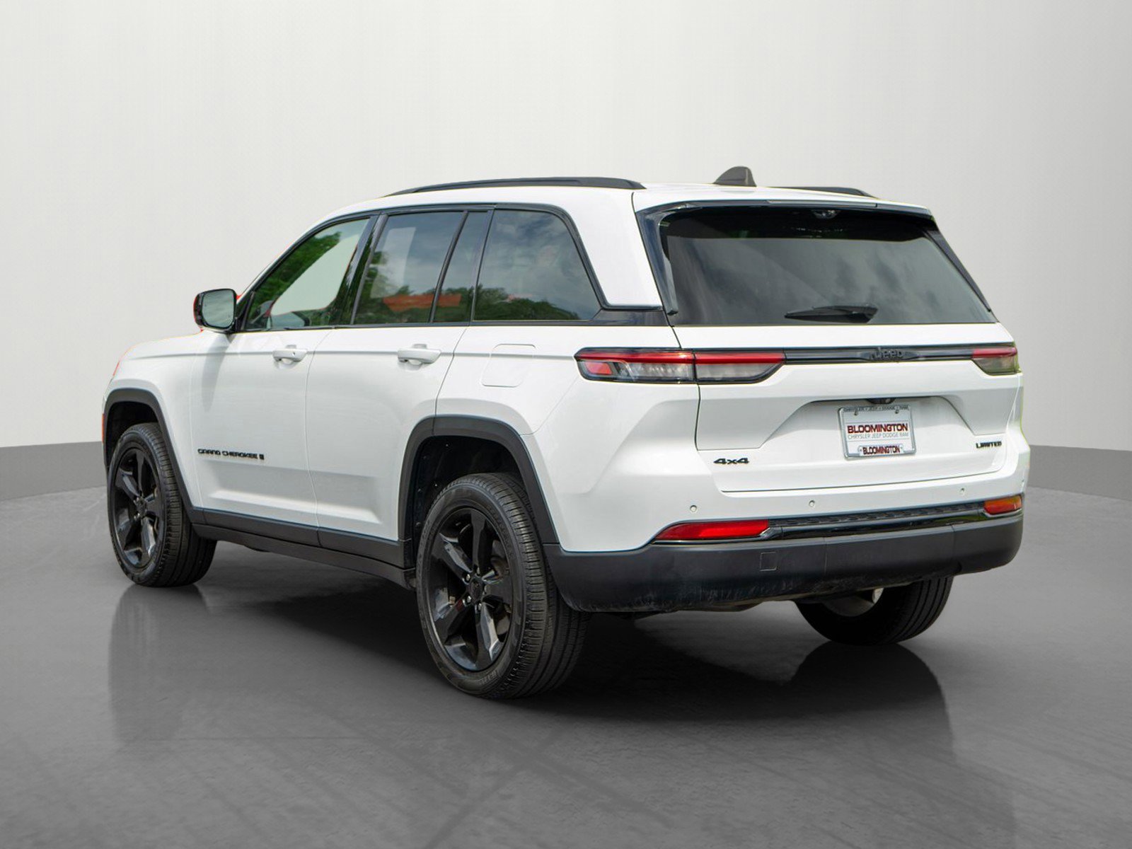Used 2023 Jeep Grand Cherokee Limited w/ Luxury Tech Group II AWD/4WD image 5