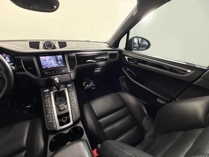 Used 2018 Porsche Macan Turbo AWD/4WD image 11