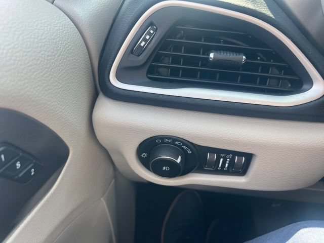 Used 2023 Chrysler Pacifica Touring-L FWD image 11