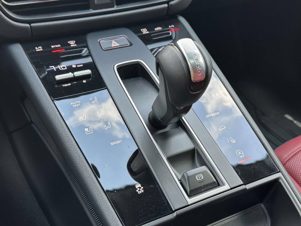 Used 2025 Porsche Macan AWD/4WD image 30