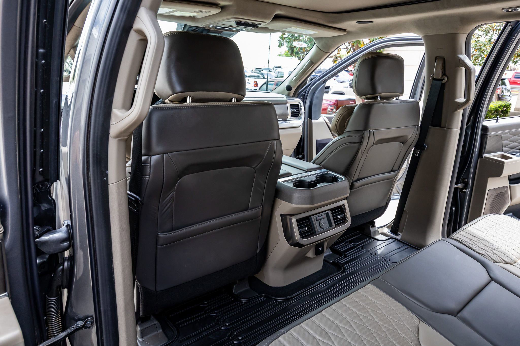 Used 2025 Ford F350 Platinum w/ Platinum Plus Package image 35