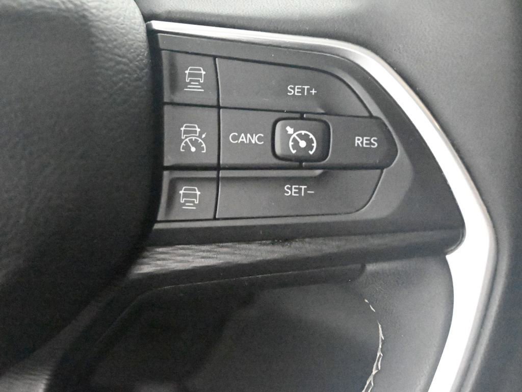 Used 2023 Jeep Grand Cherokee L Laredo image 41