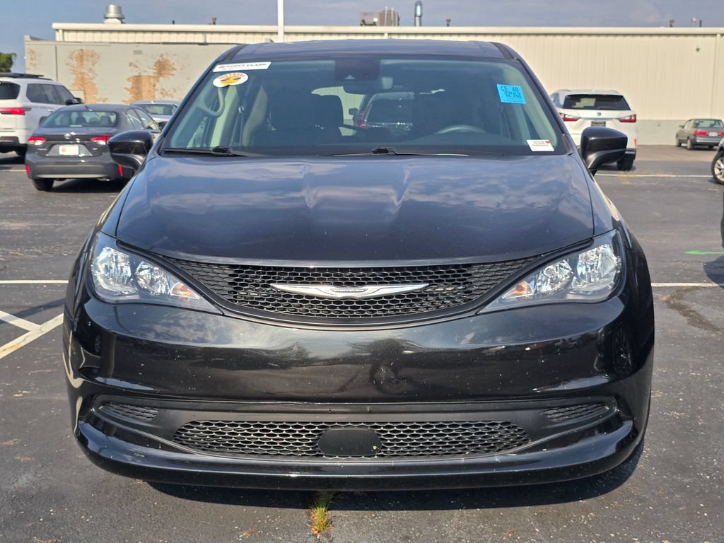 Used 2023 Chrysler Voyager LX FWD image 3