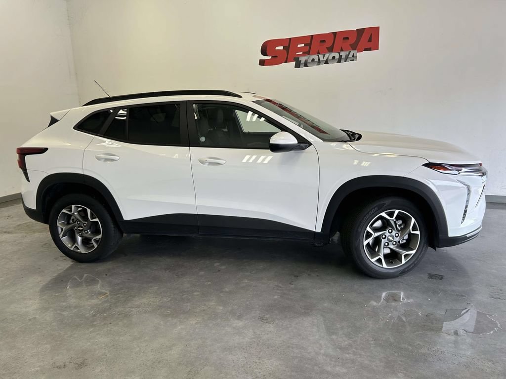Used 2025 Chevrolet Trax LT w/ LT Convenience Package FWD image 2