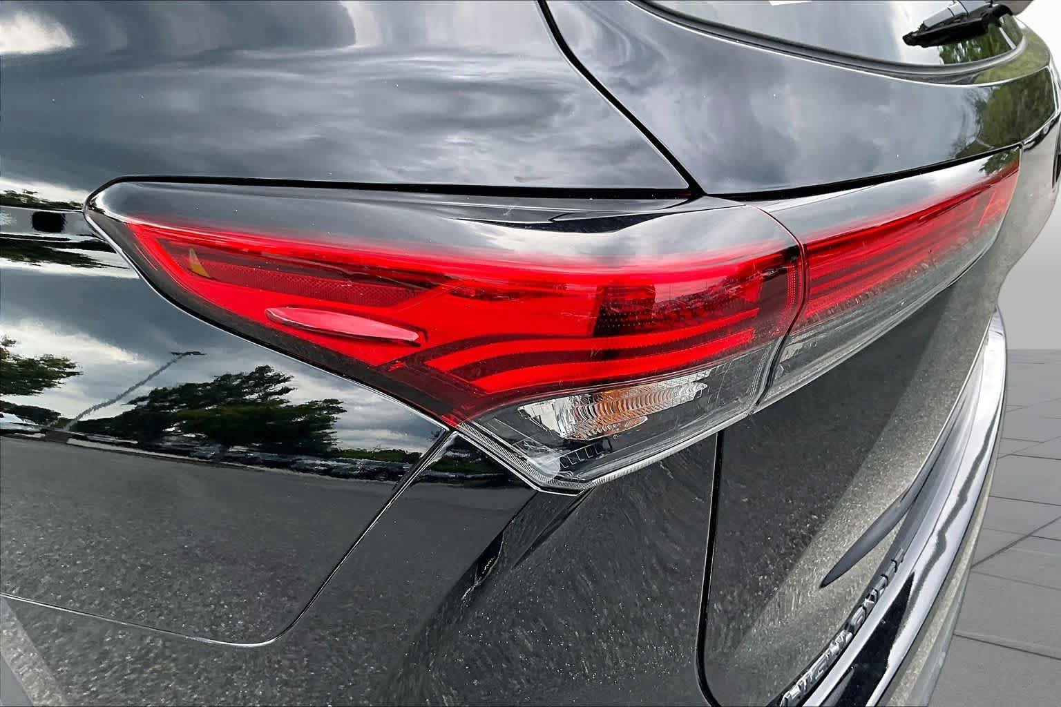 Used 2022 Toyota Highlander XLE AWD/4WD image 28