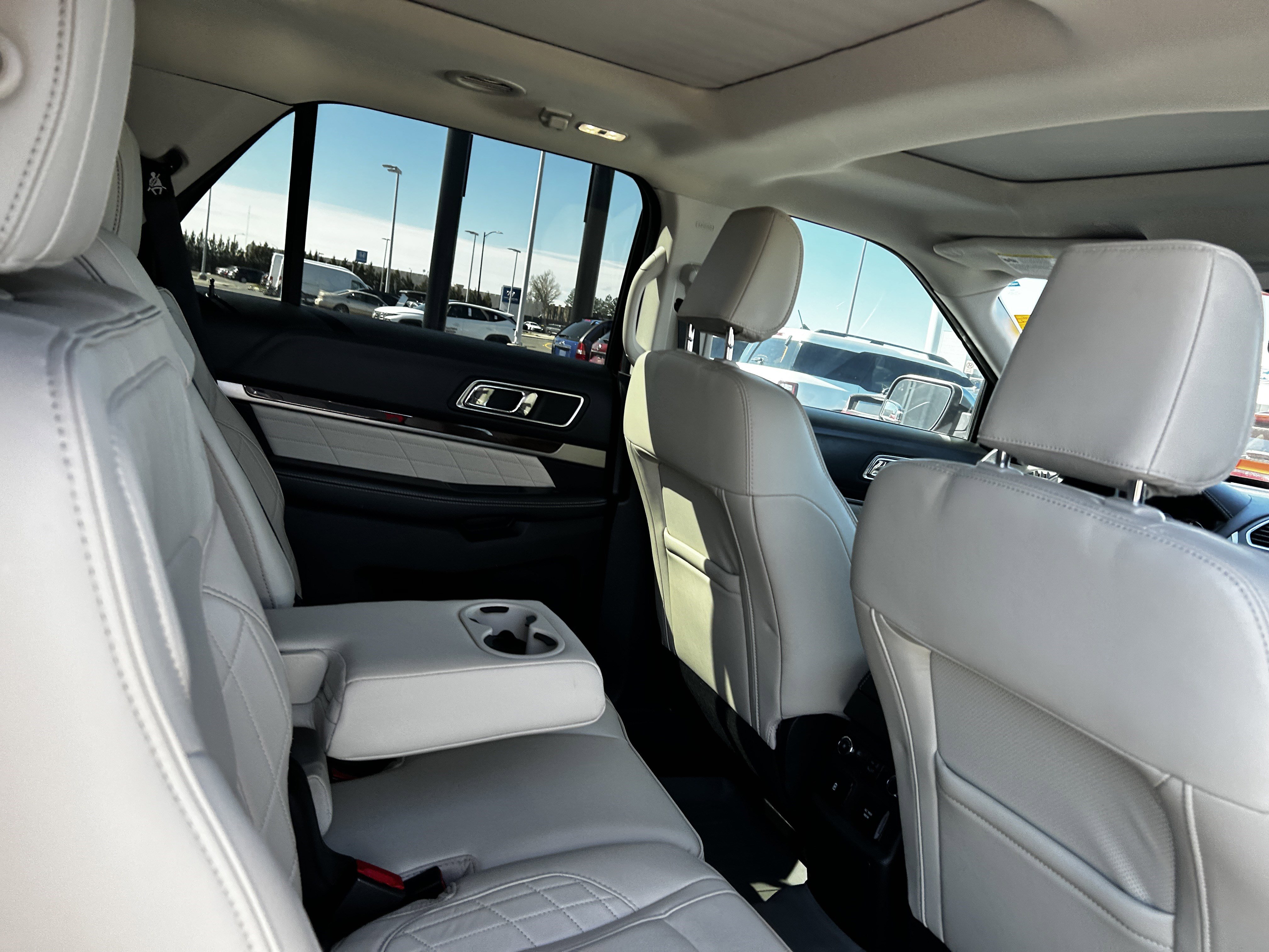 Used 2018 Ford Explorer Platinum image 11