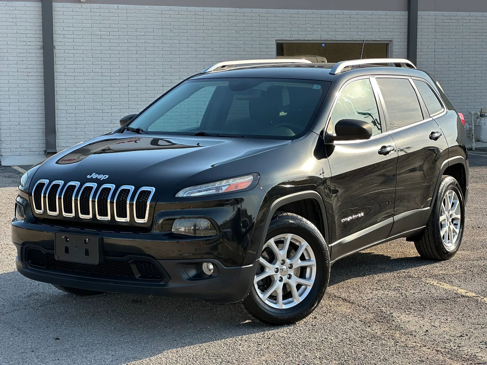 Used 2016 Jeep Cherokee Latitude AWD/4WD image 2