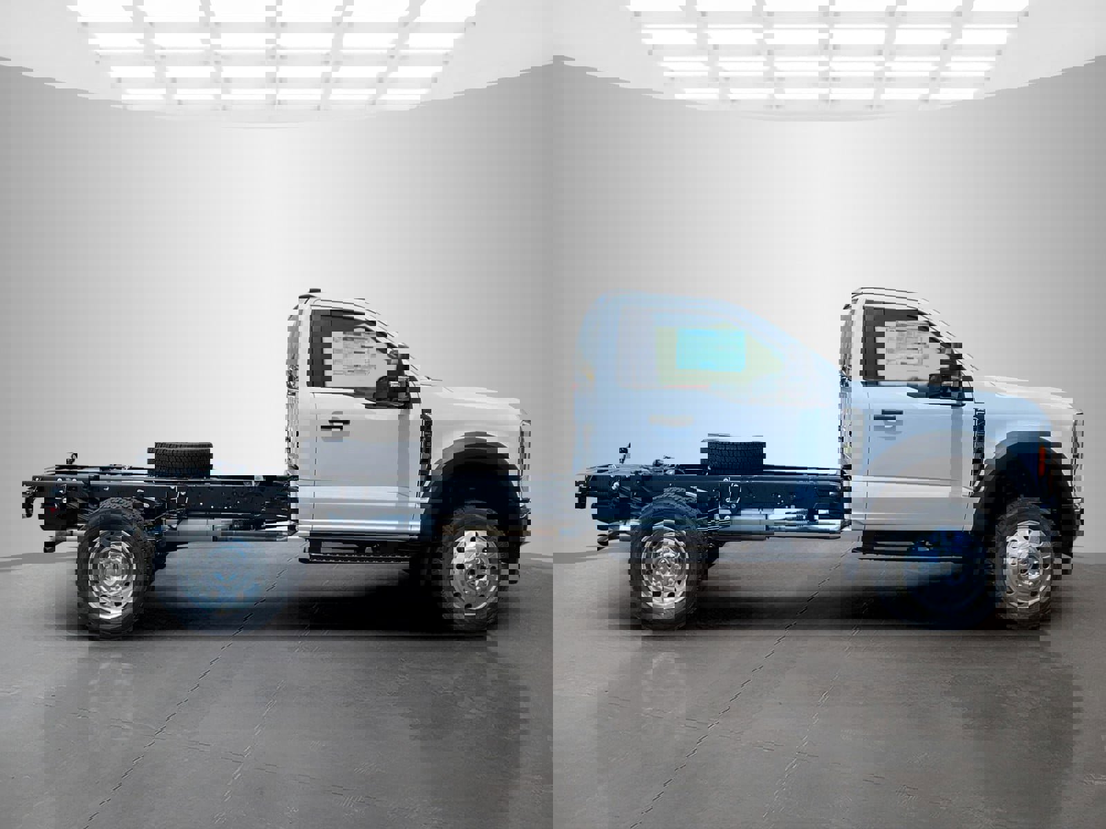 New 2025 Ford F450 XLT w/ XLT Value Package image 3