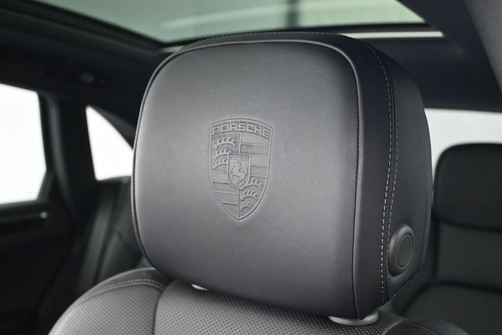 Certified 2025 Porsche Macan AWD/4WD image 17