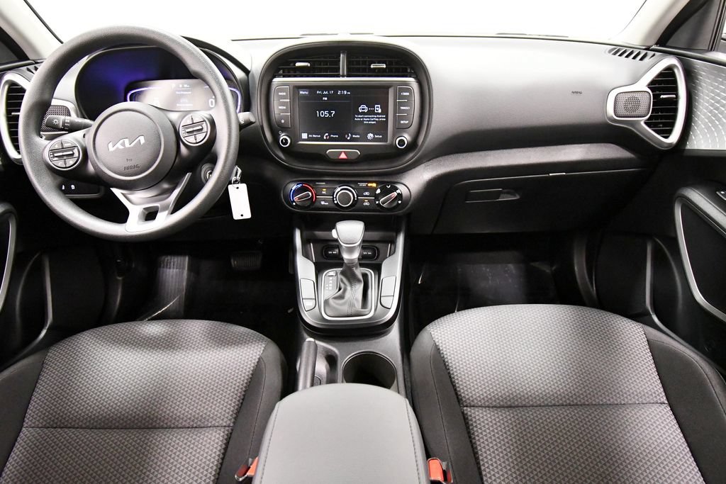 Certified 2025 Kia Soul LX w/ LX Technology Package FWD image 3
