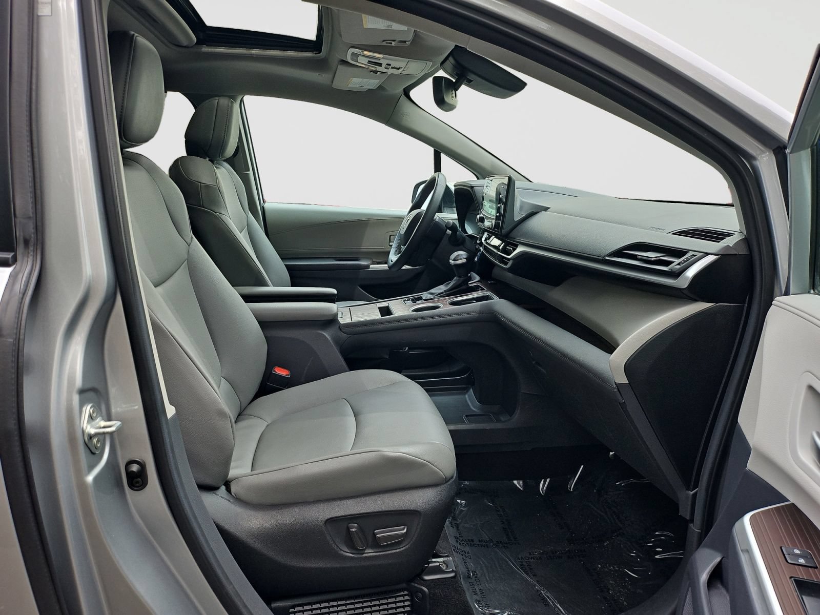 Used 2024 Toyota Sienna XLE FWD image 17