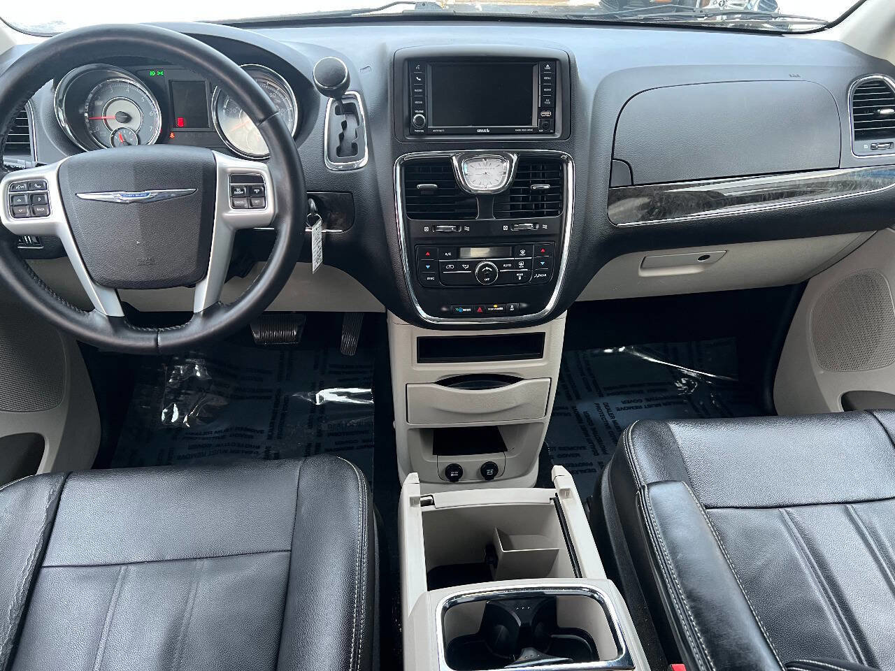 Used 2014 Chrysler Town & Country Touring image 33