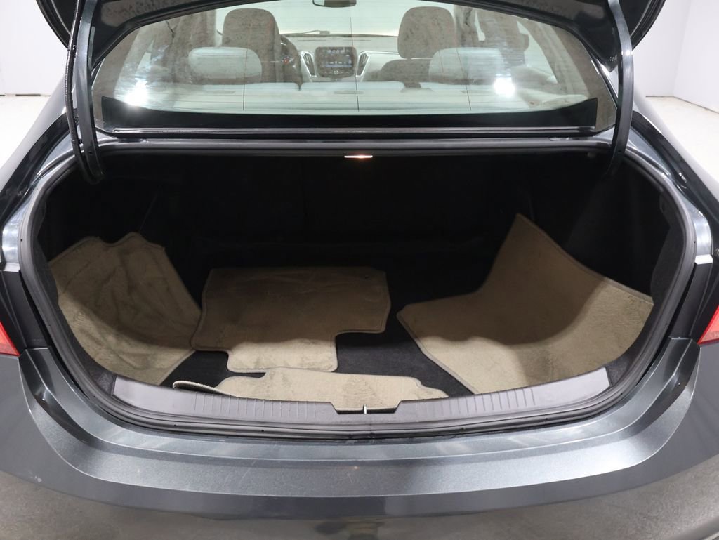 Used 2017 Chevrolet Malibu LT image 4