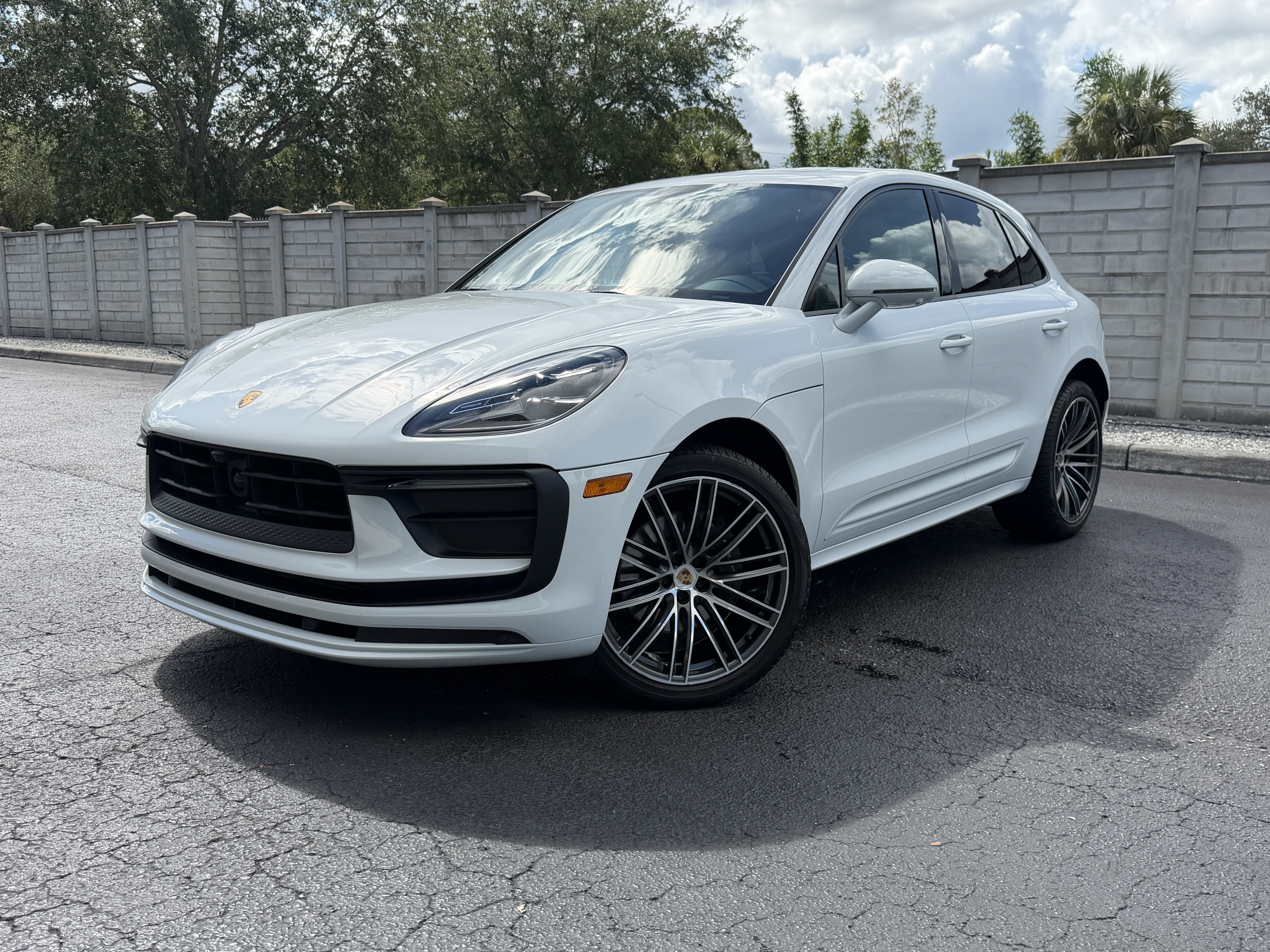 Certified 2024 Porsche Macan AWD/4WD image 1