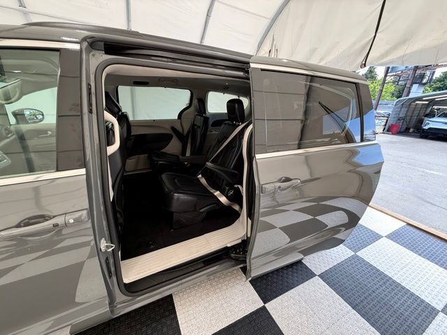 Used 2022 Chrysler Pacifica Touring-L FWD image 17