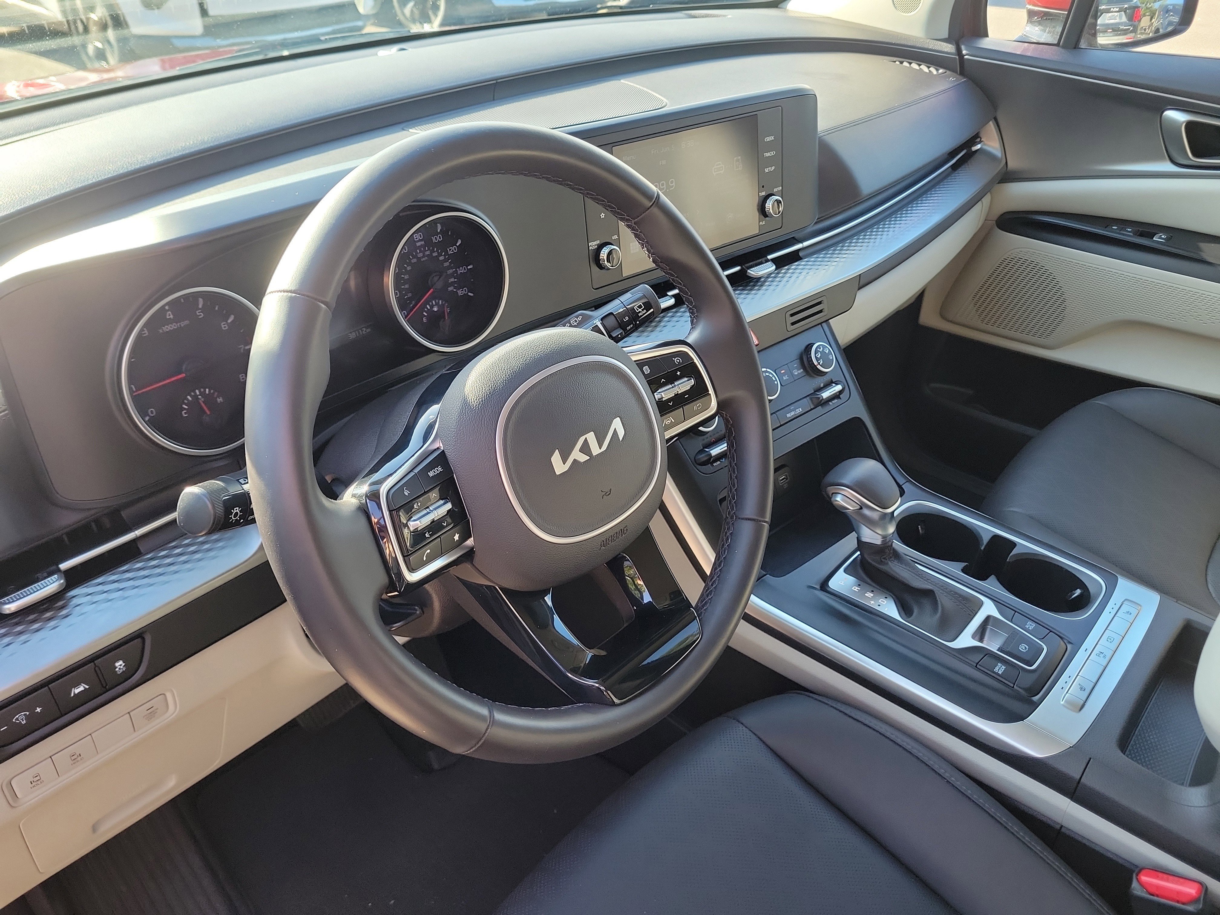 Used 2024 Kia Carnival LX FWD image 22
