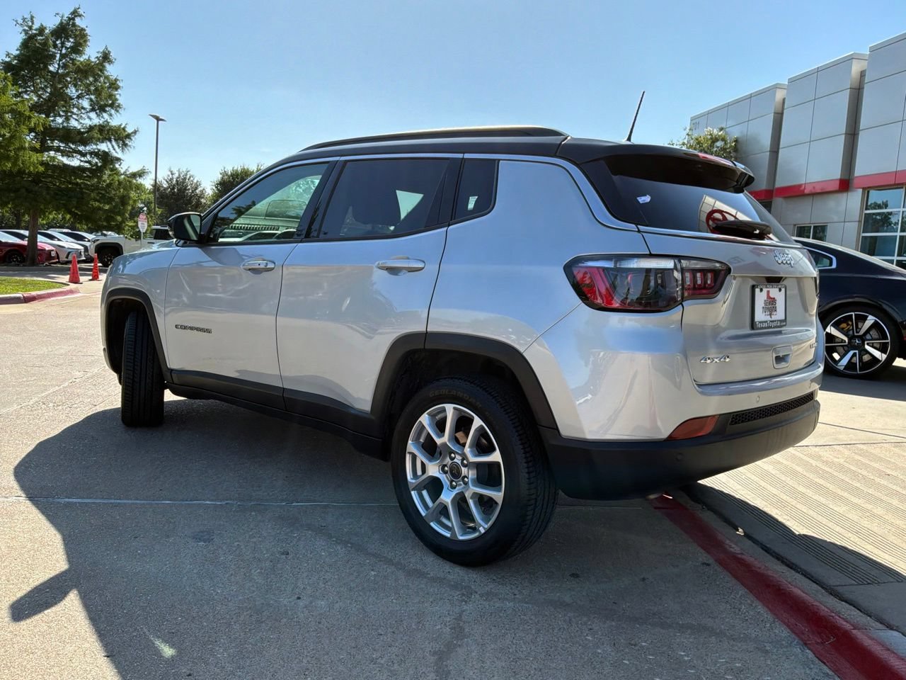 Used 2025 Jeep Compass Limited AWD/4WD image 8