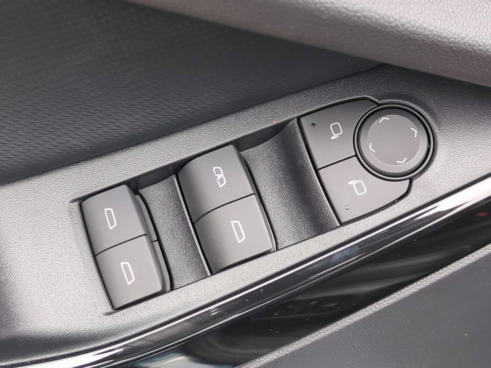 New 2027 Chevrolet Equinox LT w/ Convenience Package II FWD image 11