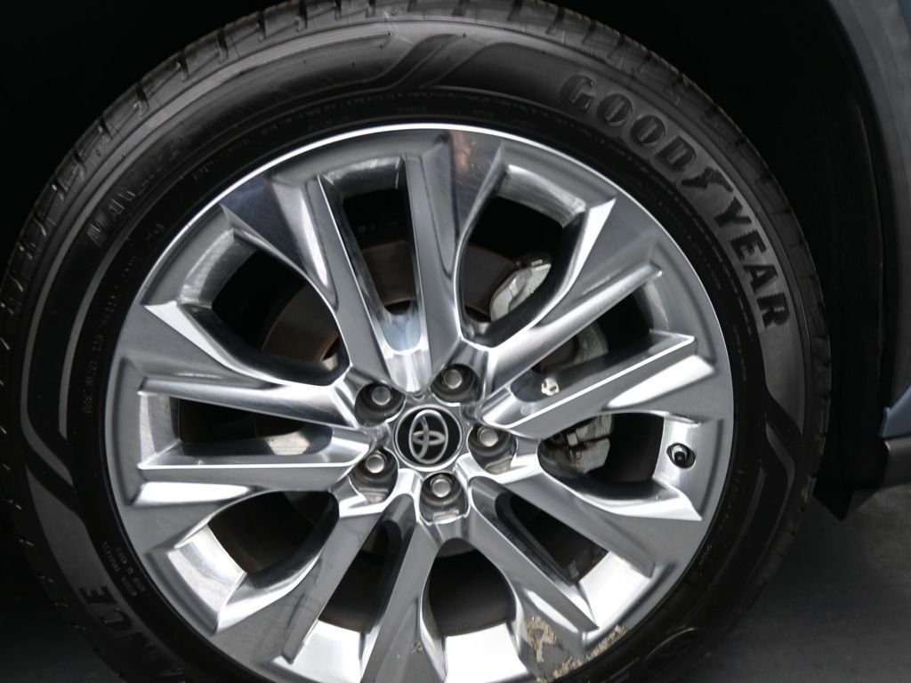 Used 2020 Toyota Highlander XLE FWD image 11