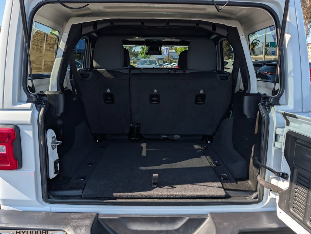 Used 2025 Jeep Wrangler Unlimited Sahara AWD/4WD image 11