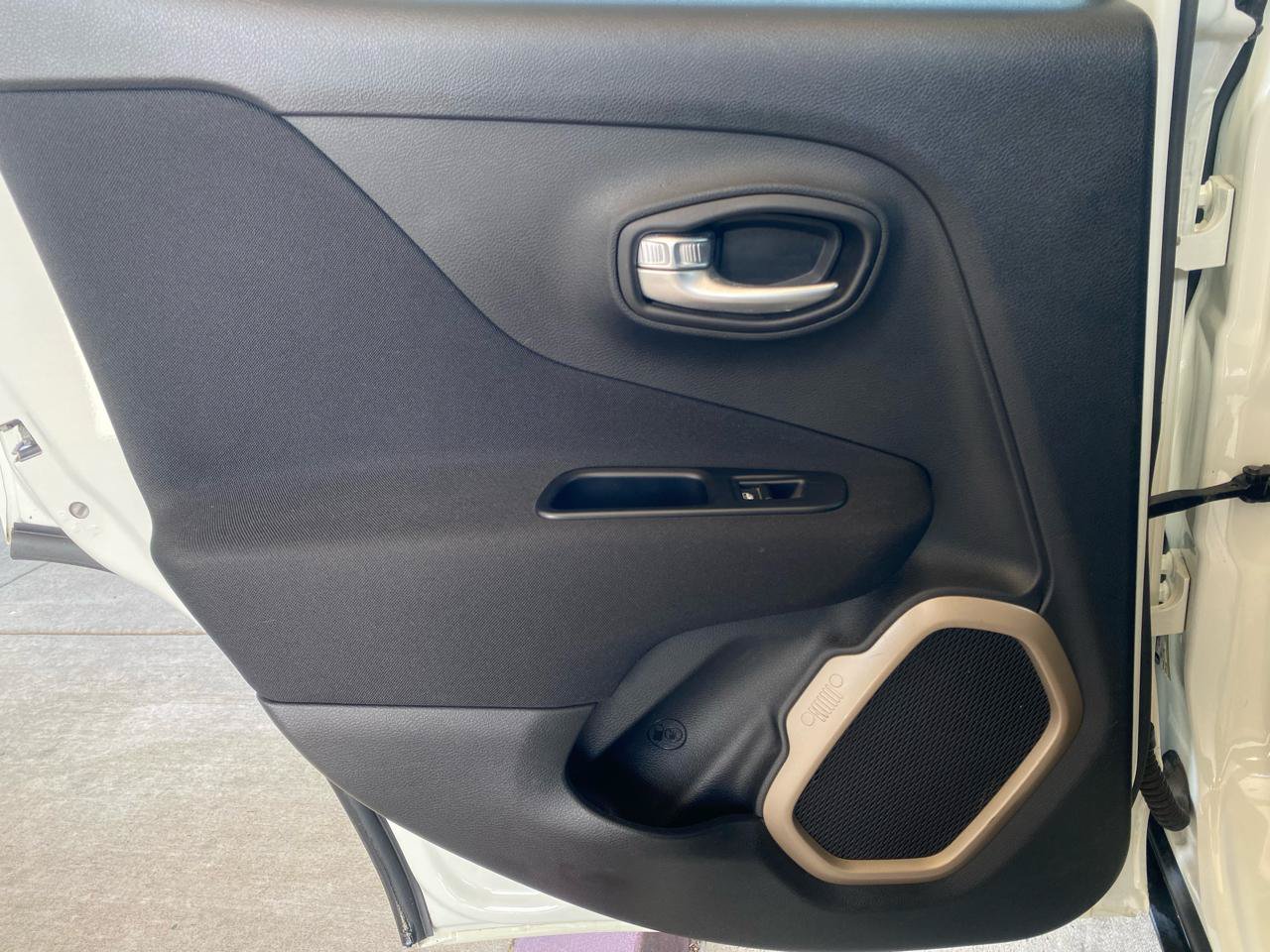 Used 2016 Jeep Renegade Latitude FWD image 20