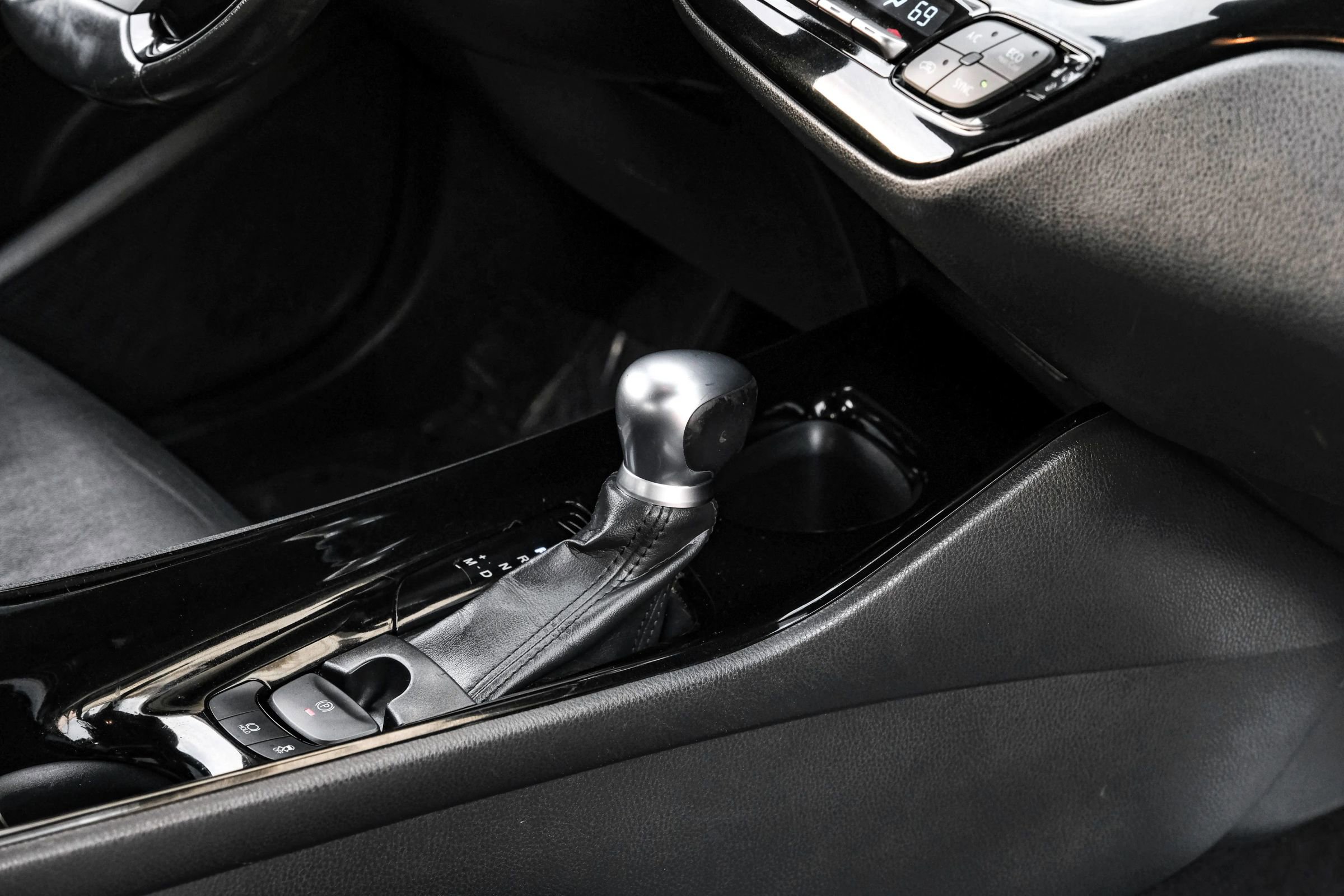 Used 2019 Toyota C-HR Limited image 21