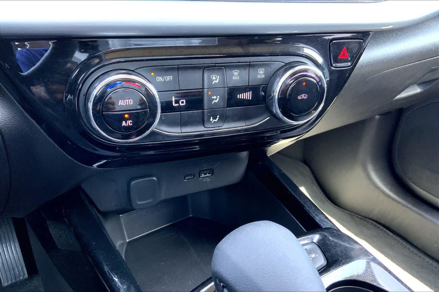 Used 2025 Chevrolet Trax LT FWD image 35