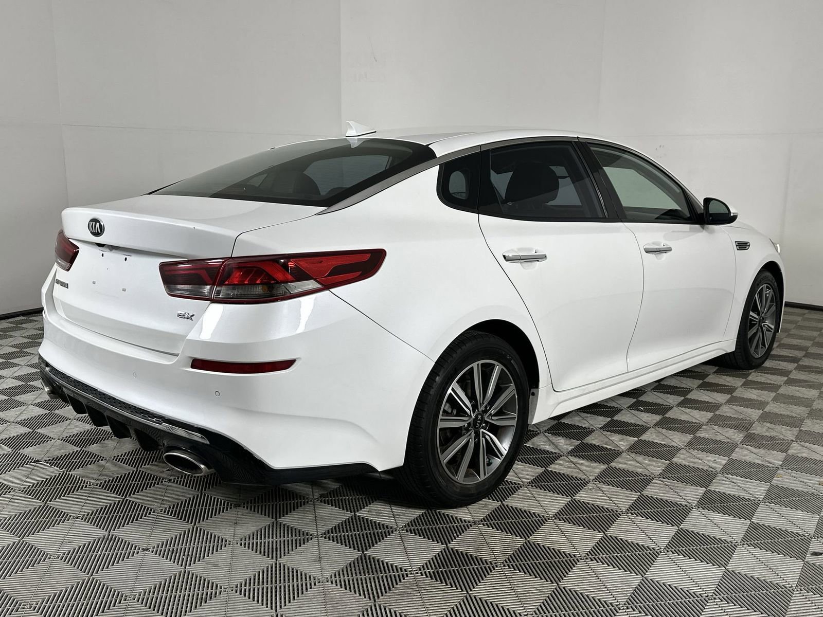 Used 2020 Kia Optima EX image 11