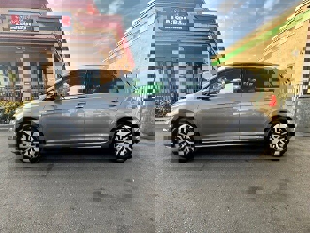 Used 2016 Volkswagen e-Golf SE w/ DC Fast Charging Package FWD image 5