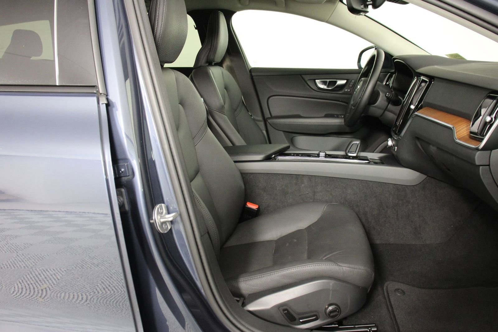 Certified 2025 Volvo V60 B5 Cross Country Plus image 29