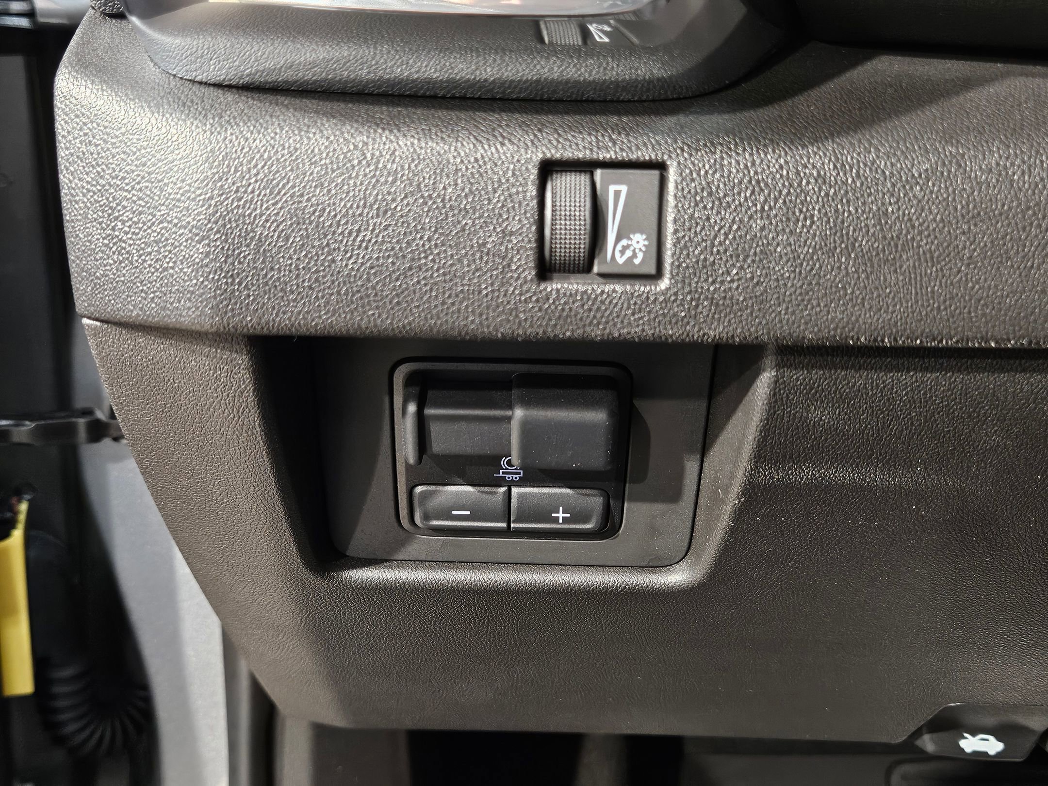 Used 2024 GMC Canyon Elevation w/ Elevation Premium Package image 25