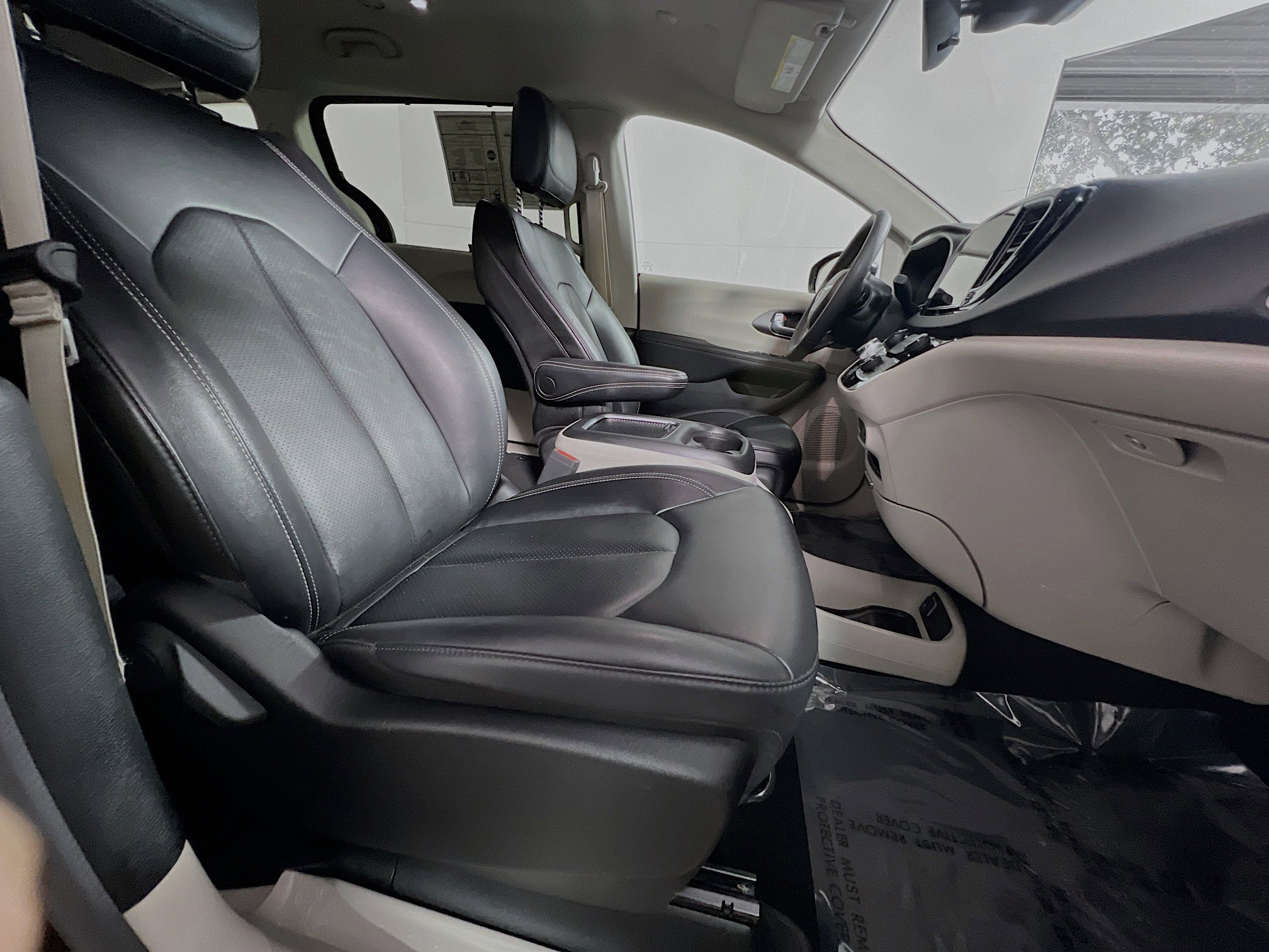 Used 2024 Chrysler Pacifica Touring-L image 31