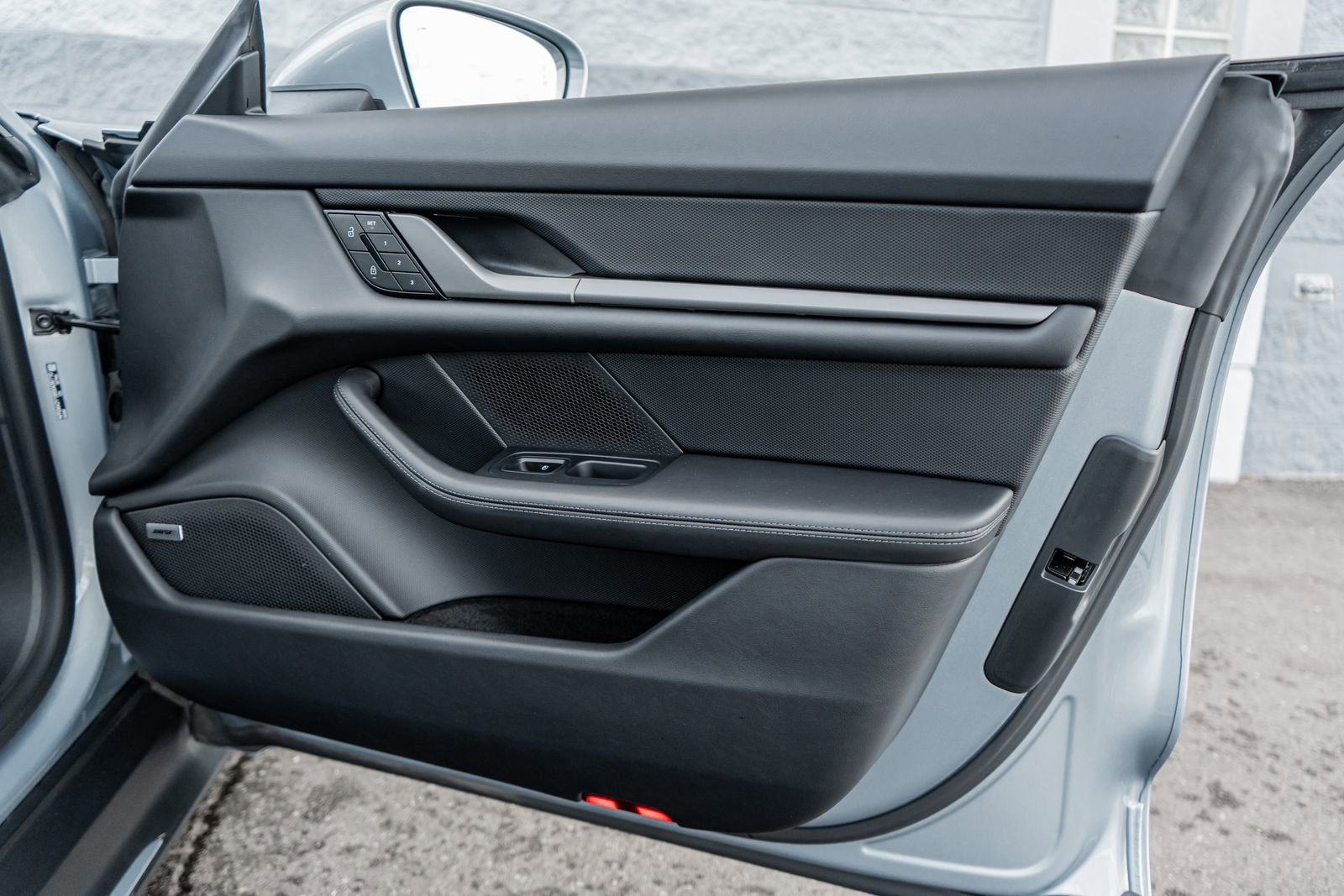 Used 2025 Porsche Taycan image 39