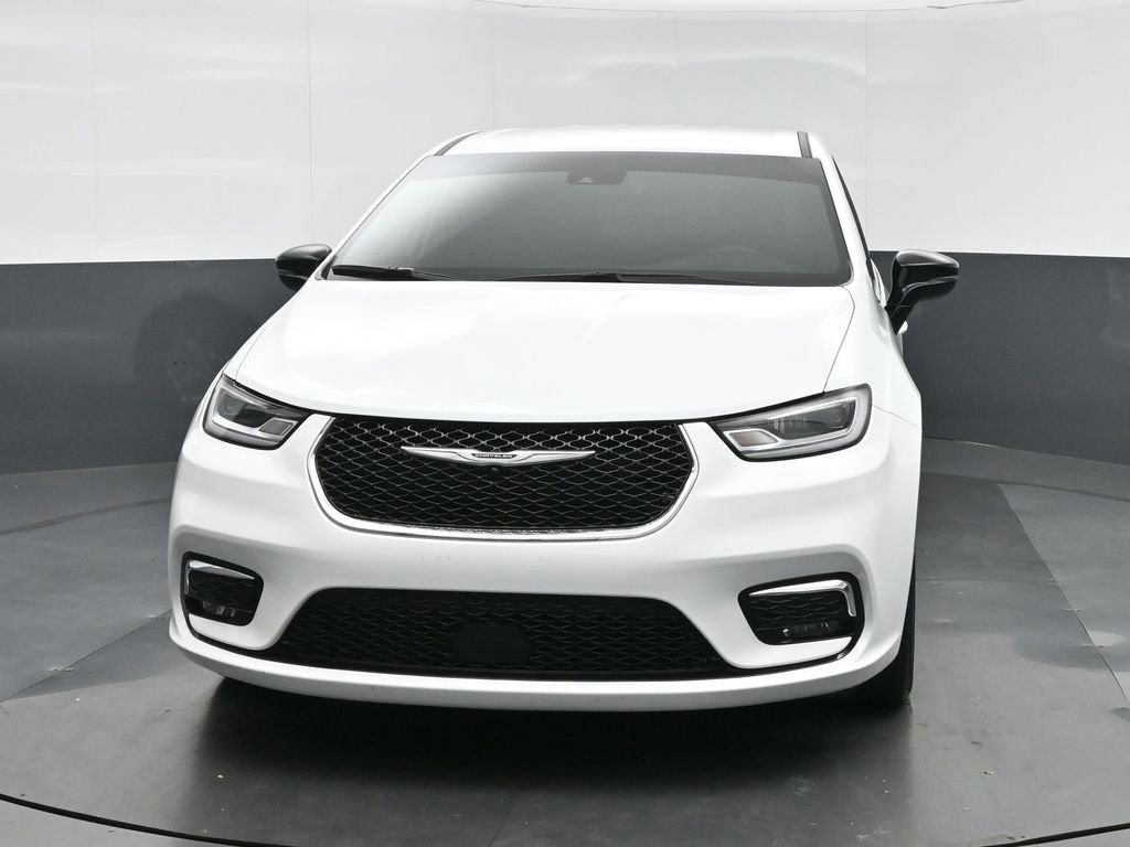 Used 2024 Chrysler Pacifica Touring image 2