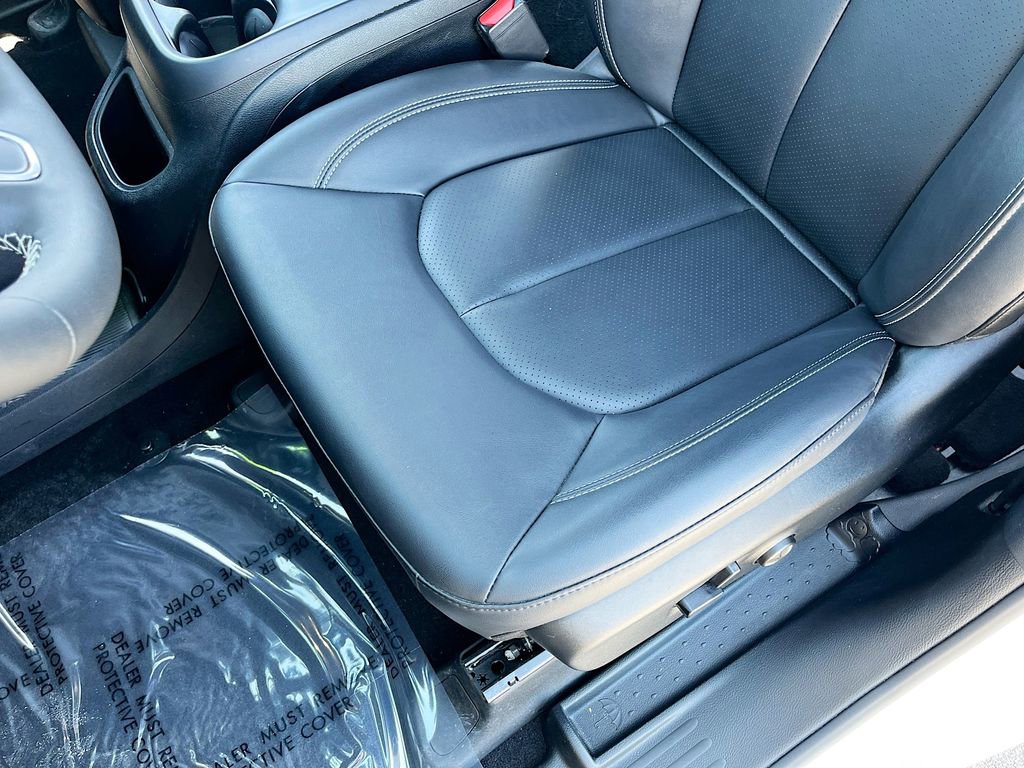 Certified 2025 Chrysler Pacifica Select w/ Uconnect Theater Family Group image 19