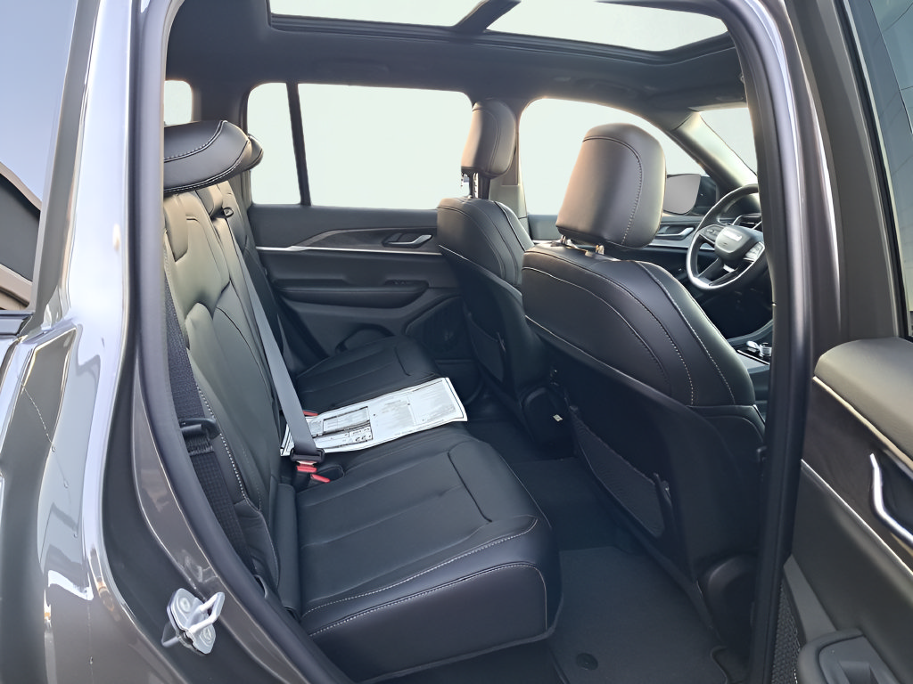 New 2025 Jeep Grand Cherokee Limited w/ MOPAR Finishing Package AWD/4WD image 15