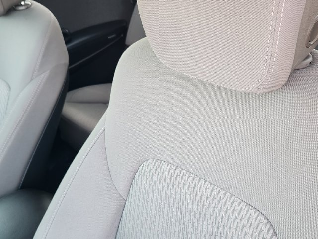 Used 2017 Hyundai Santa Fe SE AWD/4WD image 16