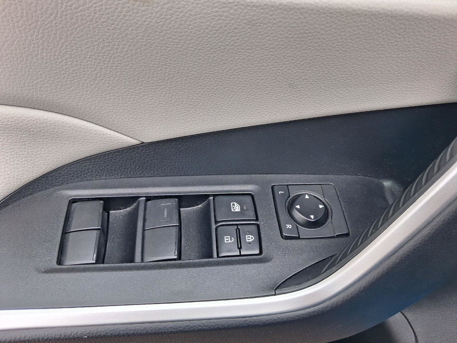 Used 2020 Toyota RAV4 XLE w/ Convenience Package FWD image 17
